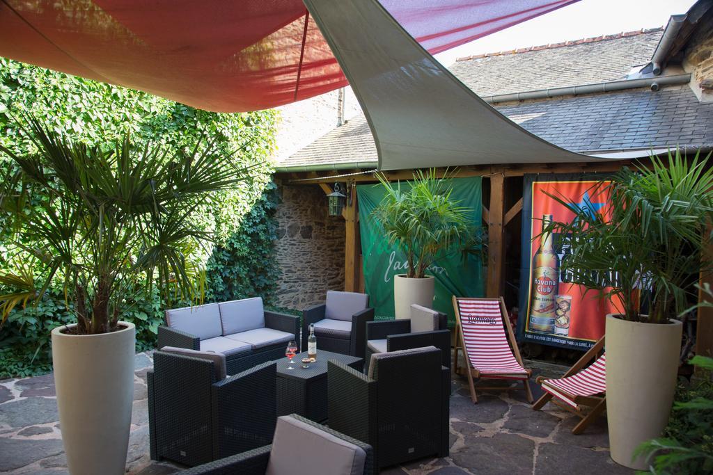 Le Cafe Du Village - Bar A Cocktails & A Ambiance Lohéac Exteriör bild